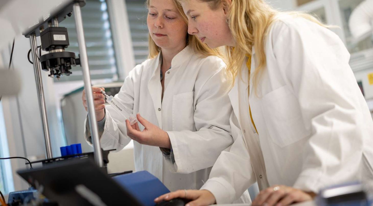 To kvinder i laboratorium kigger på prøve